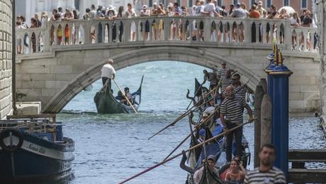 Các điểm nóng du lịch ở Châu Âu tìm cách giảm khách vì quá đông