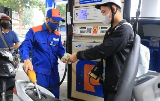 Giảm 2 lần liên tiếp, giá mặt hàng xăng RON95-III về sát ngưỡng 21.100 đồng