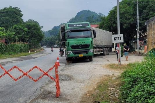 Tạm giữ hình sự tài xế xe container chở quá tải, chống người thi hành công vụ