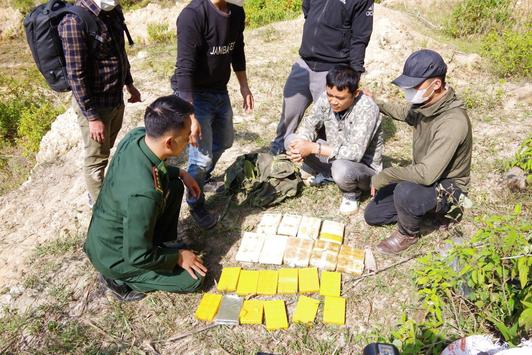 Bắt đối tượng vận chuyển 12 bánh heroin và 54.000 viên ma túy tổng hợp 