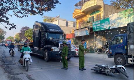 Tạm giữ tài xế xe container chống người thi hành công vụ