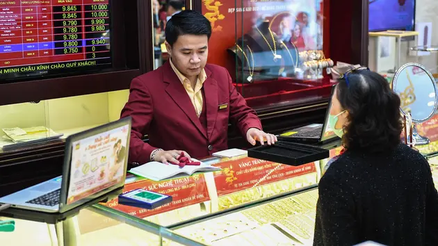 Bán vàng cao hơn giá niêm yết, Bảo Tín Minh Châu vi phạm loạt quy định về phòng chống rửa tiền
