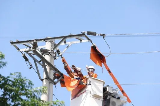 Giữ nhịp dòng điện mùa nắng nóng: Từ bản lĩnh người thợ Hotline đến tầm nhìn quản trị của EVNNPC
