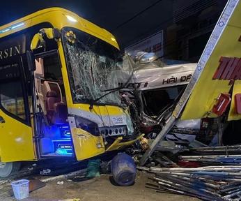 Va chạm giữa 2 xe khách trên quốc lộ 20 khiến 4 người tử vong, nhiều người bị thương nặng