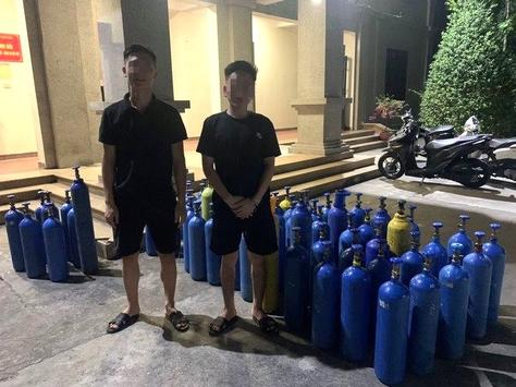 Hà Nội bắt giữ 73 bình khí cười không rõ nguồn gốc
