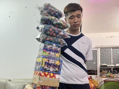 Bắt đối tượng tàng trữ pháo nổ phát hiện nhiều ma túy