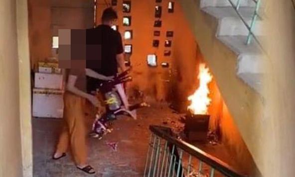 Hà Nội: Phạt 4 triệu đồng người phụ nữ đốt vàng mã trong cầu thang khu tập thể