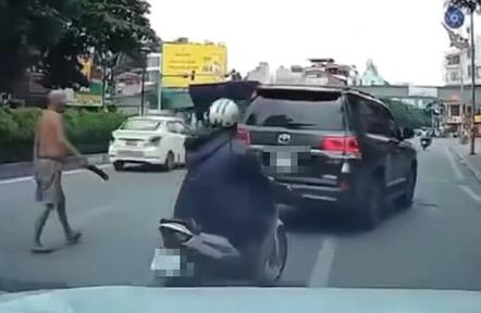 Hà Nội: Người đàn ông phi dao vào ô tô trên đường có sử dụng rượu, bia