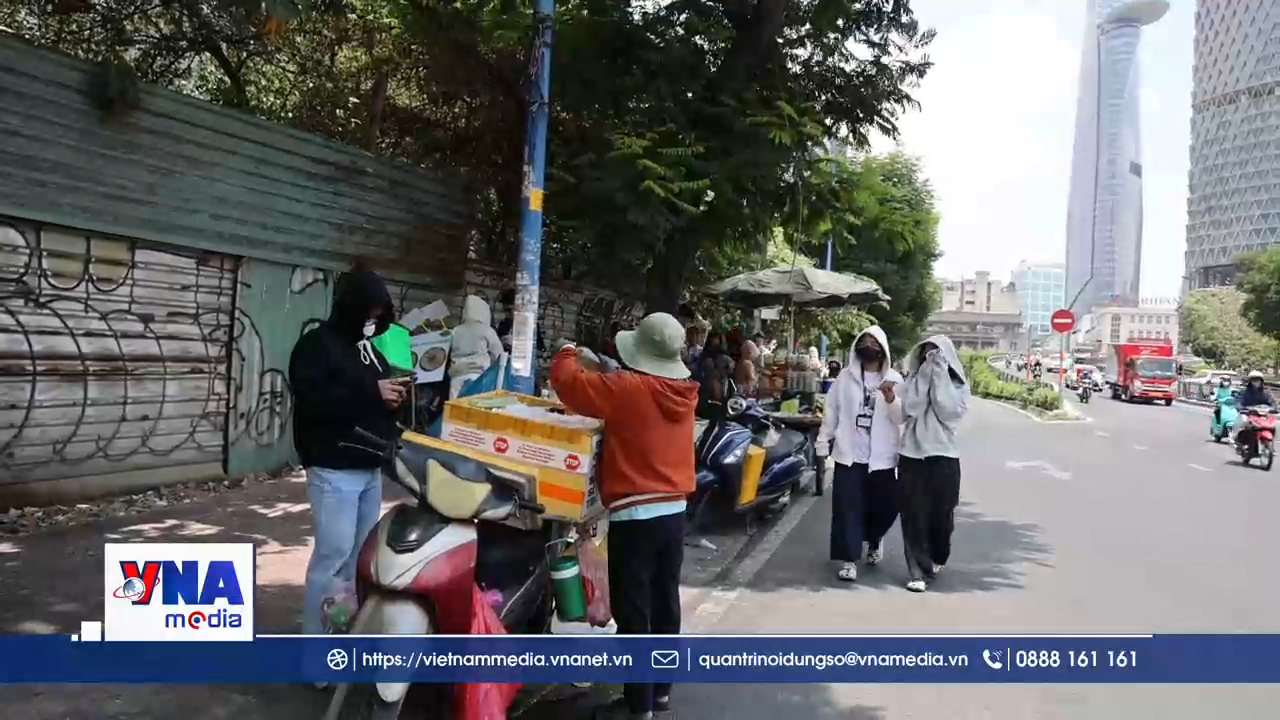 Người dân TP. Hồ Chí Minh xoay xở dưới nắng nóng cao điểm