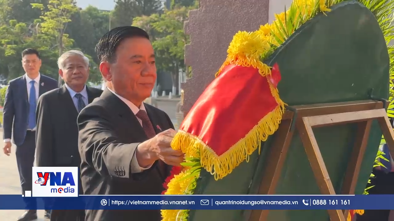Thường trực Ban Bí thư Trần Cẩm Tú đặt vòng hoa tại các đài tưởng niệm ở Campuchia