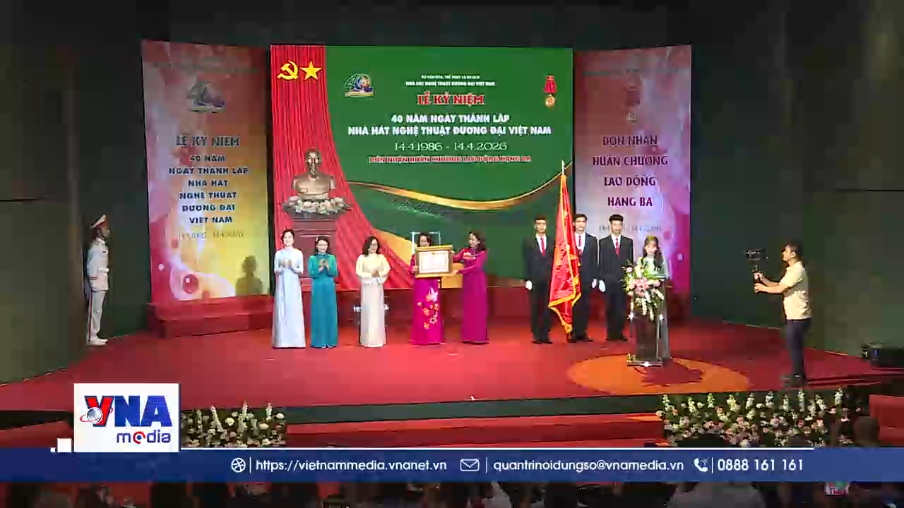 Nhà hát Nghệ thuật Đương đại Việt Nam nhận Huân chương Lao động hạng Ba