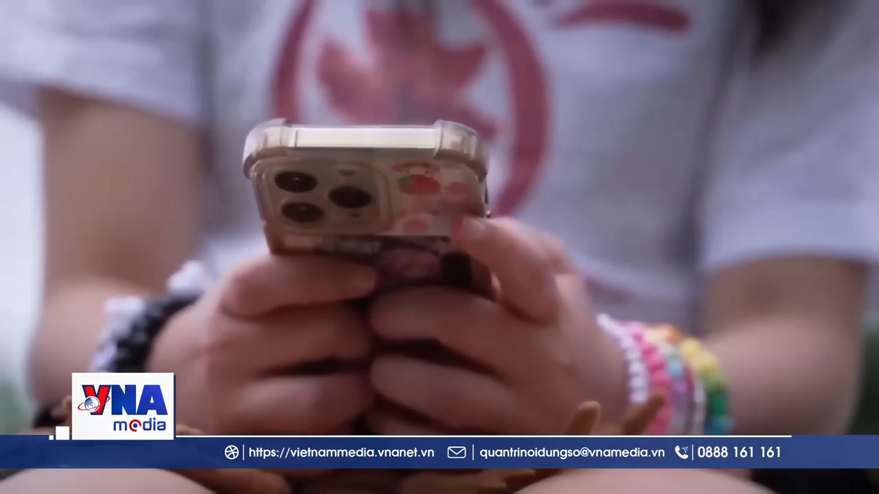 Anh kêu gọi các mạng xã hội tăng cường bảo vệ trẻ em