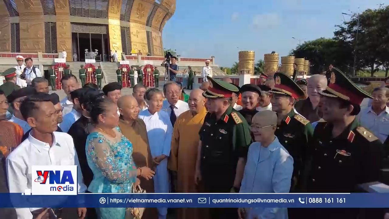 Gặp mặt già làng, trưởng bản, người có uy tín, chức sắc tiêu biểu