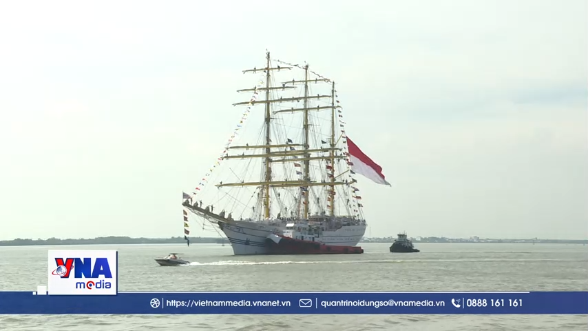 Tàu buồm hải quân Indonesia thăm TPHCM