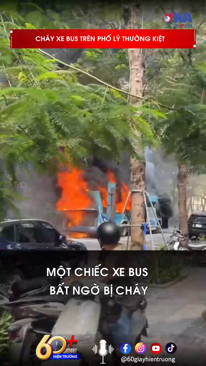 Cháy xe bus trên phố Lý Thường Kiệt
