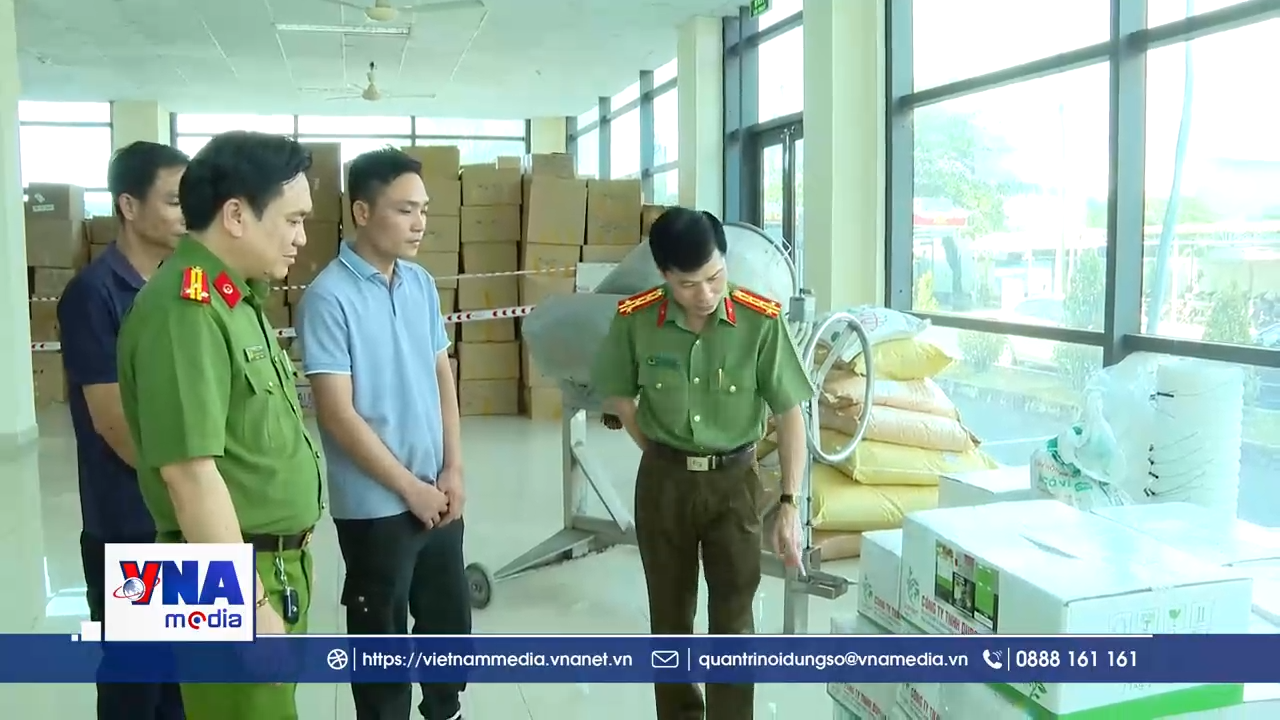 Công an Cần Thơ bắt giữ 2 đối tượng sản xuất phân bón giả