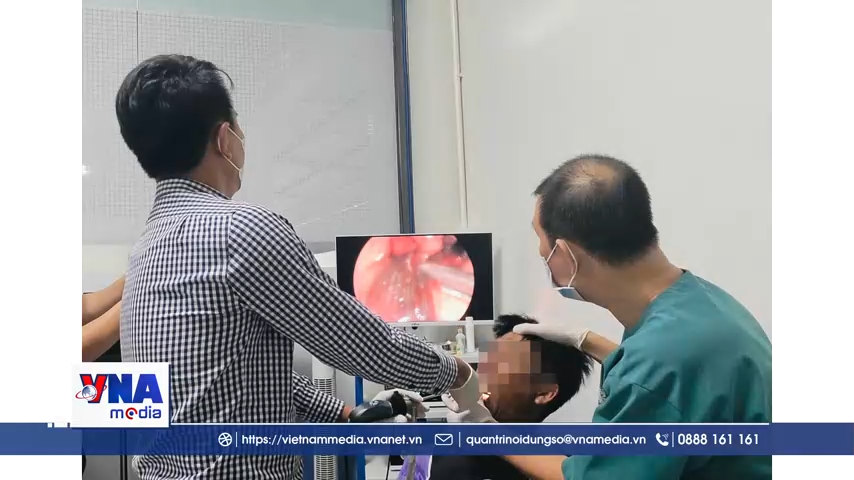 Gắp một con cá rô sống ra khỏi thực quản một bệnh nhân