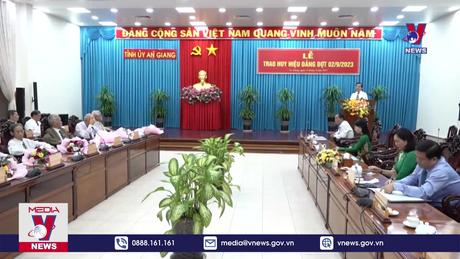 An Giang trao tặng Huy hiệu Đảng dịp 2/9