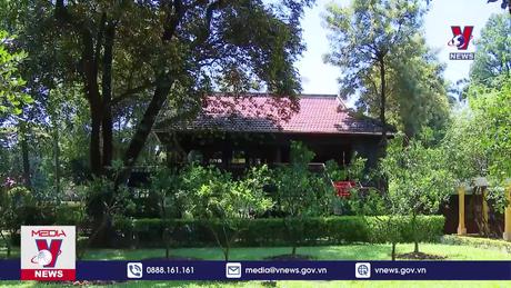 Chủ tịch Quốc hội dâng hương tưởng niệm Chủ tịch Hồ Chí Minh