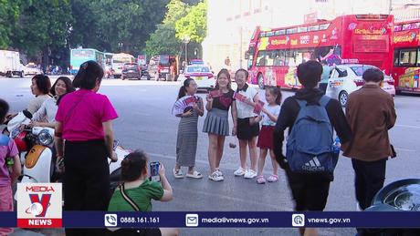 Người dân xếp hàng chờ được phát vé xe bus 2 tầng miễn phí