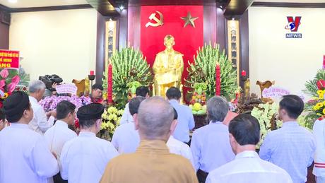 Dâng hương, dâng hoa tưởng niệm Chủ tịch Hồ Chí Minh và Chủ tịch Tôn Đức Thắng