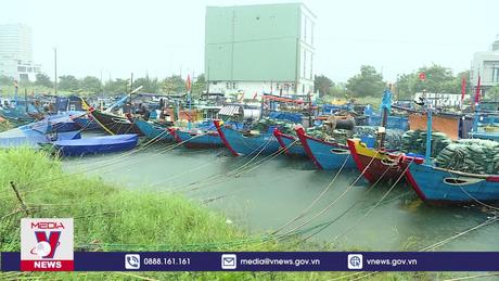 Sóng lớn và mưa dông trên biển