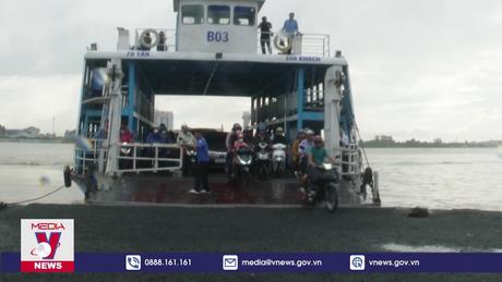 Phà Vàm Cống nối đôi bờ sông Hậu hoạt động trở lại