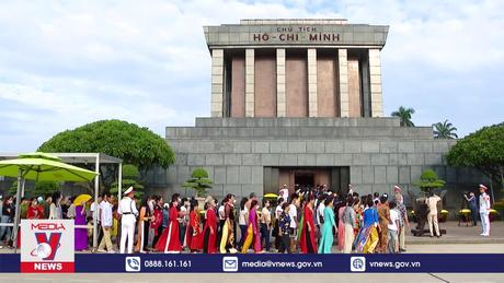 Hàng chục nghìn lượt người vào Lăng viếng Bác