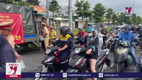 CSGT Đồng Nai hỗ trợ người dân trở lại sau kỳ nghỉ lễ