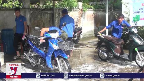 Đoàn thanh niên rửa xe gây quỹ tiếp sức em đến trường