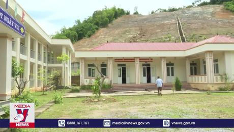 Trường học bị sạt lở, học sinh phải đi học nhờ