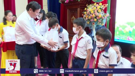 Tiền Giang trao học bổng “Tiếp sức học sinh khuyết tật, mồ côi đến trường”