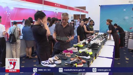 Người dân TP.HCM đổ xô đi mua hàng hiệu khuyến mãi