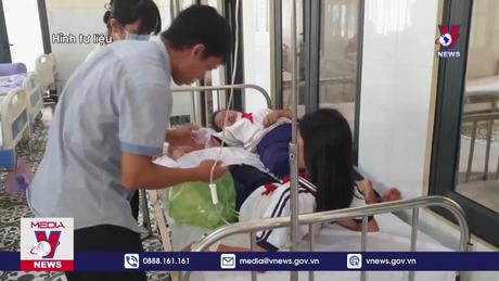 Cảnh báo an toàn vệ sinh thực phẩm nơi cổng trường 