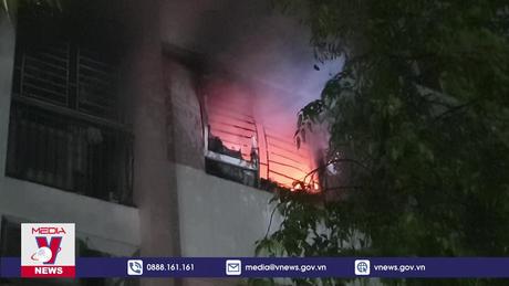 Cháy thiêu rụi nhiều đồ đạc tại căn chung cư Đặng Xá, Hà Nội