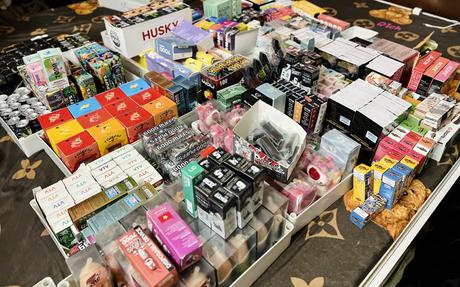 Chủ tiệm nail buôn lậu hàng nghìn sản phẩm thuốc lá điện tử