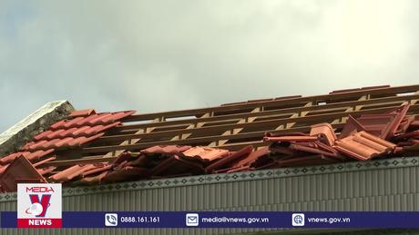 Mưa giông, lốc xoáy làm 1 người chết, nhiều nhà tốc mái tại Long An