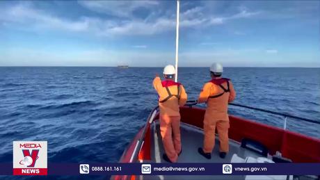 Đưa ngư dân gặp nạn trên biển vào bờ điều trị