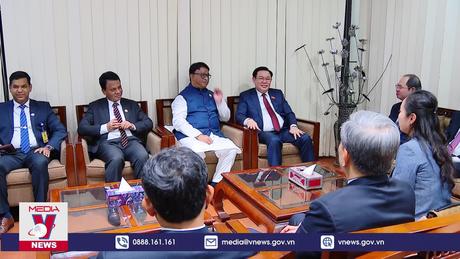 Chủ tịch Quốc hội đến Dhaka, bắt đầu thăm chính thức