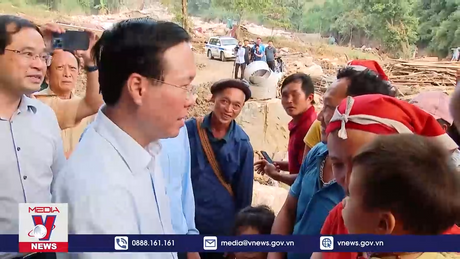 Chủ tịch nước thăm các gia đình bị lũ quét ở Lào Cai