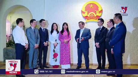 Thủ tướng thăm Đại sứ quán Việt Nam tại Brazil 