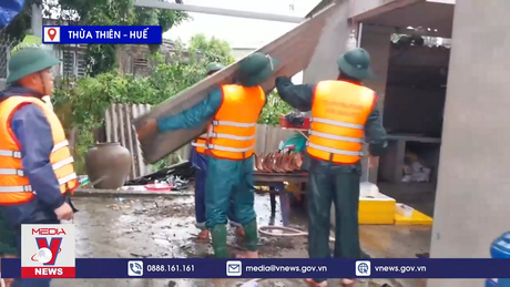 Dông lốc tại Thừa Thiên - Huế làm nhiều ngôi nhà bị tốc mái