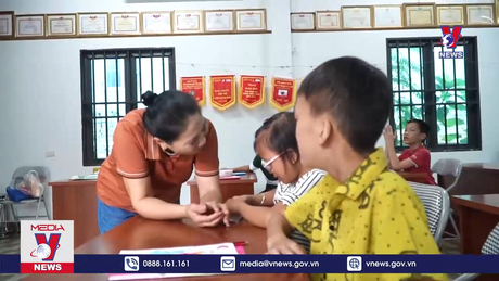 Cô giáo người Cao Lan nặng lòng với trẻ khuyết tật 