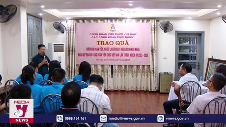 Tặng quà đoàn viên công đoàn có hoàn cảnh khó khăn