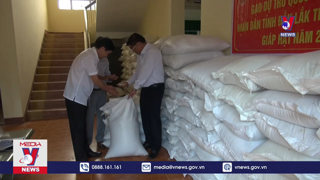 Trao gạo dự trữ quốc gia đến người dân khó khăn ở Đắk Lắk 