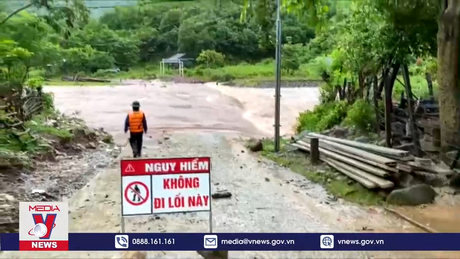 Mưa lớn gây chia cắt giao thông vùng biên giới Quảng Bình