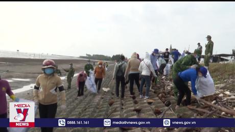 Người Gò Công chung tay làm sạch bãi biển