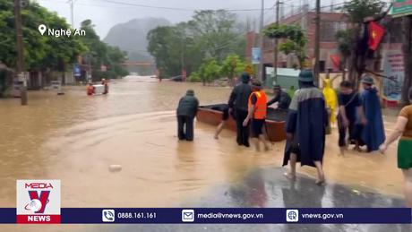 Mưa lũ làm ngập nhiều nhà dân tại Nghệ An