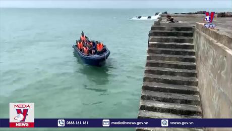 Quảng Ninh cứu hộ thành công 3 ngư dân bị đắm tàu