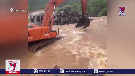 Mưa lũ cuốn trôi đường bê tông băng qua suối, 150 hộ dân bị cô lập